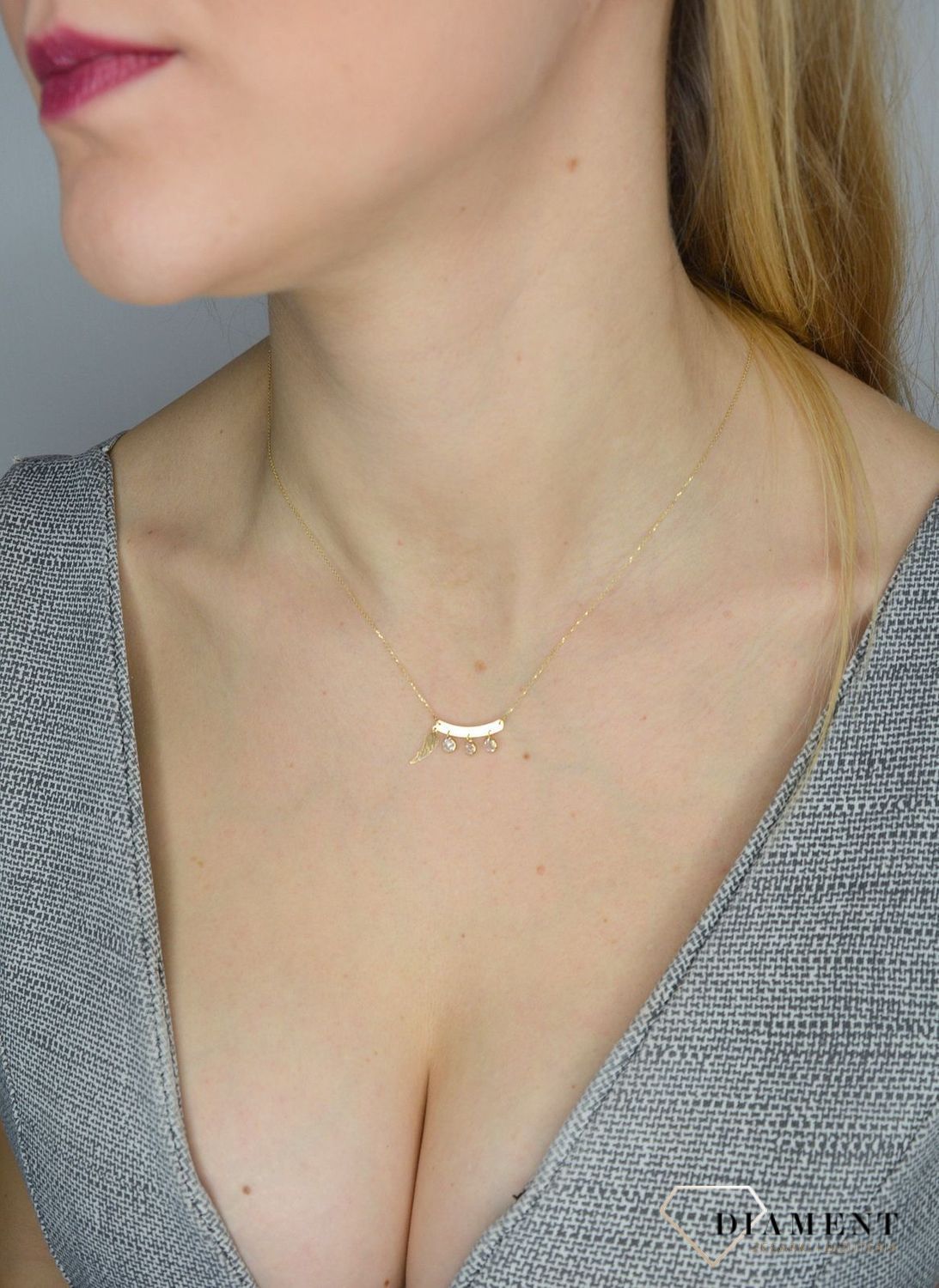 Złoty naszyjnik celebrytka 585 'wiszące cyrkonie z piórem'  NA 1902.jpg